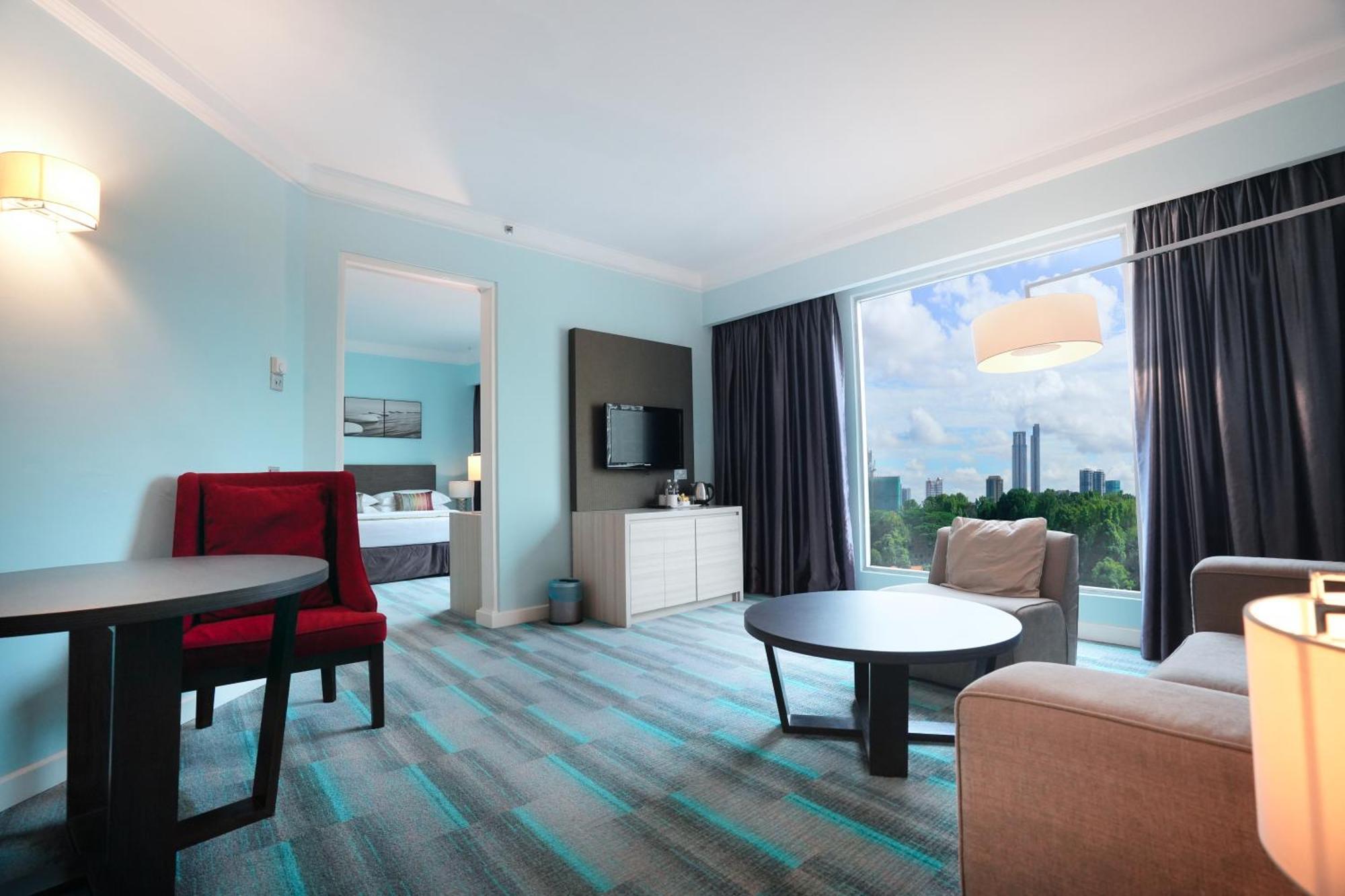 Thistle Джохор Бахру Екстериор снимка Suite at the Hilton London Heathrow