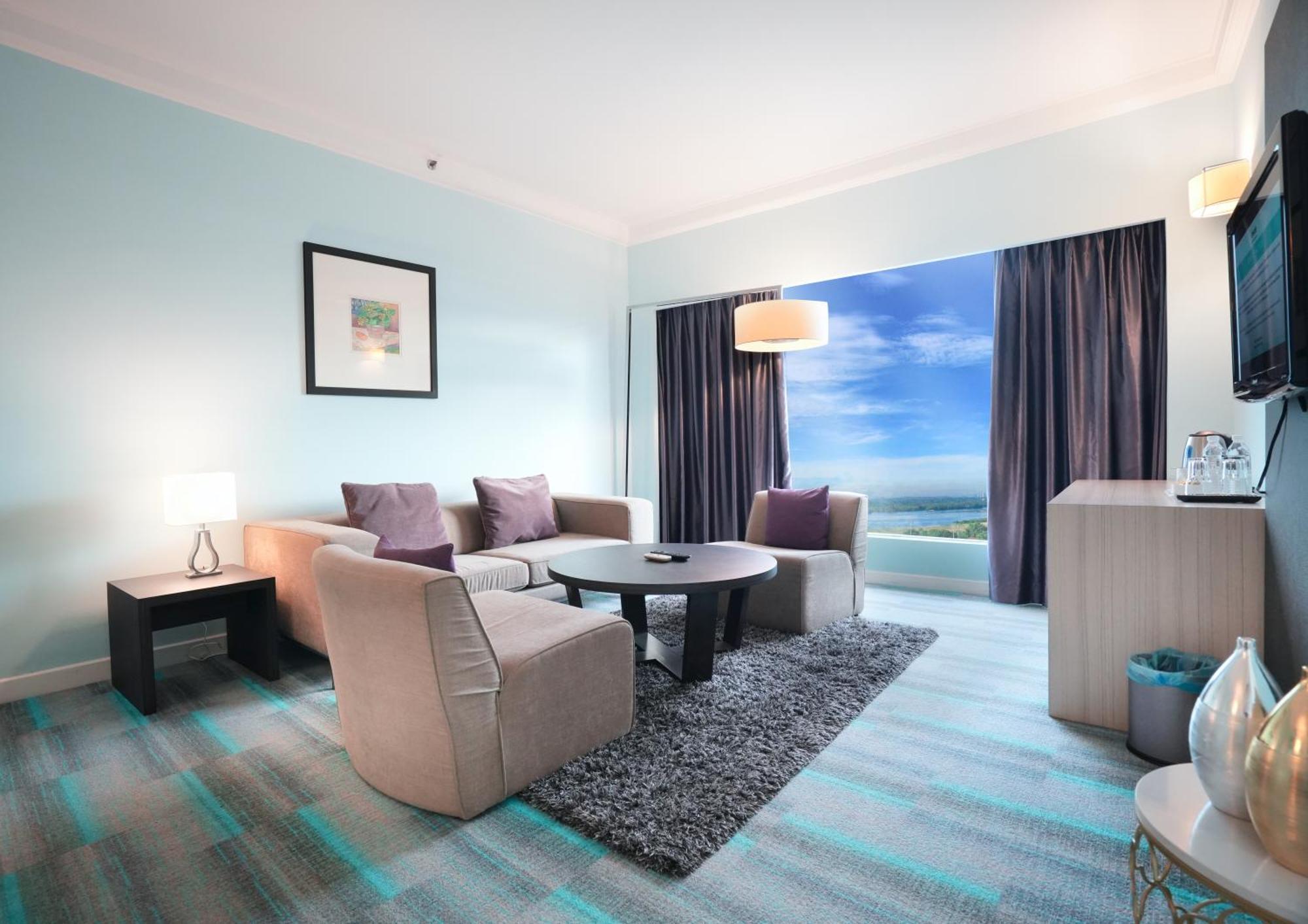 Thistle Джохор Бахру Екстериор снимка Living room of a suite