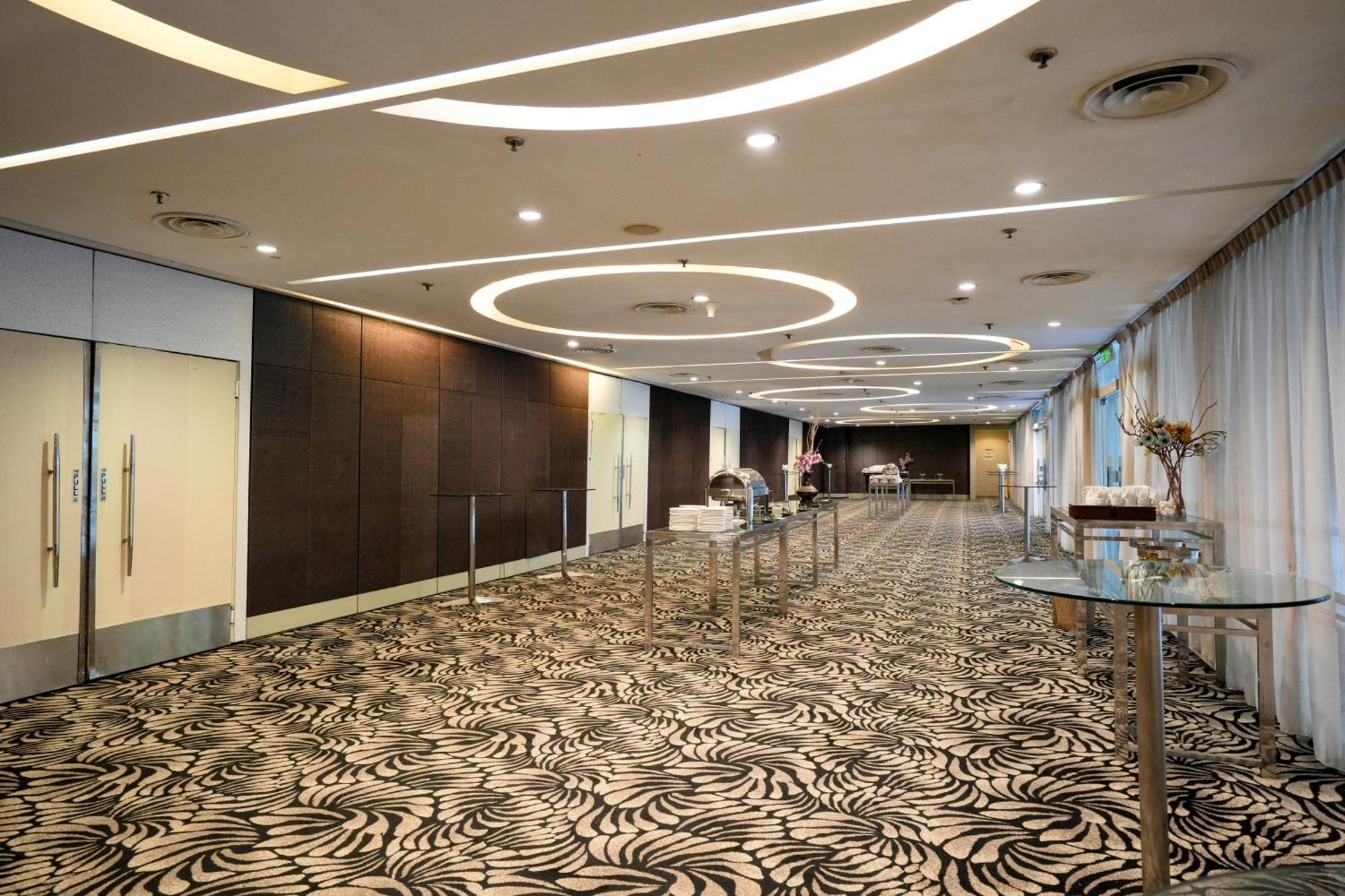Thistle Джохор Бахру Екстериор снимка The interior of the hotel