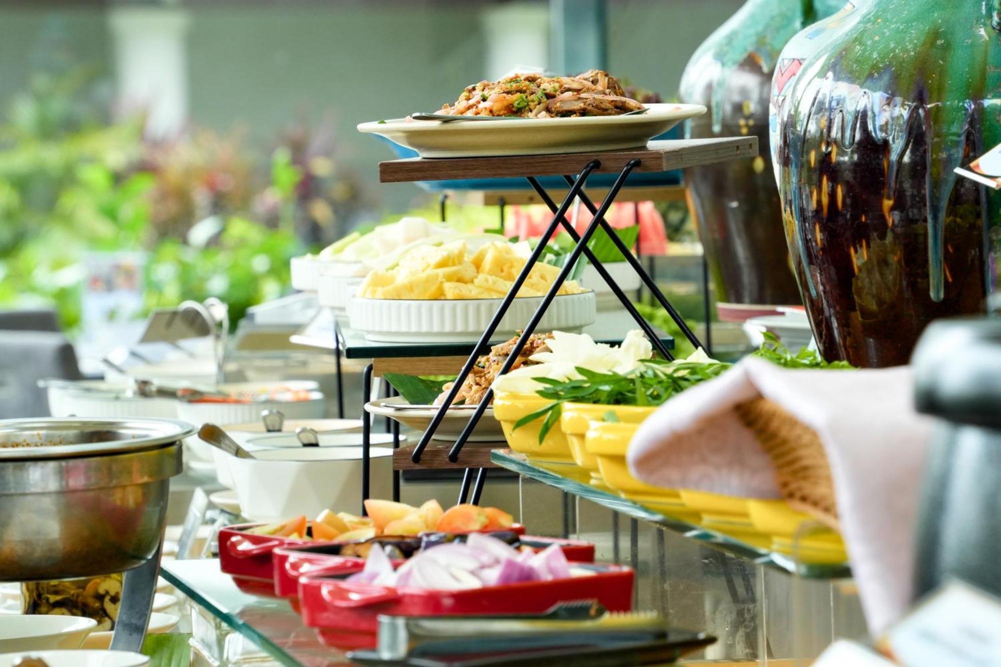 Thistle Джохор Бахру Екстериор снимка A buffet