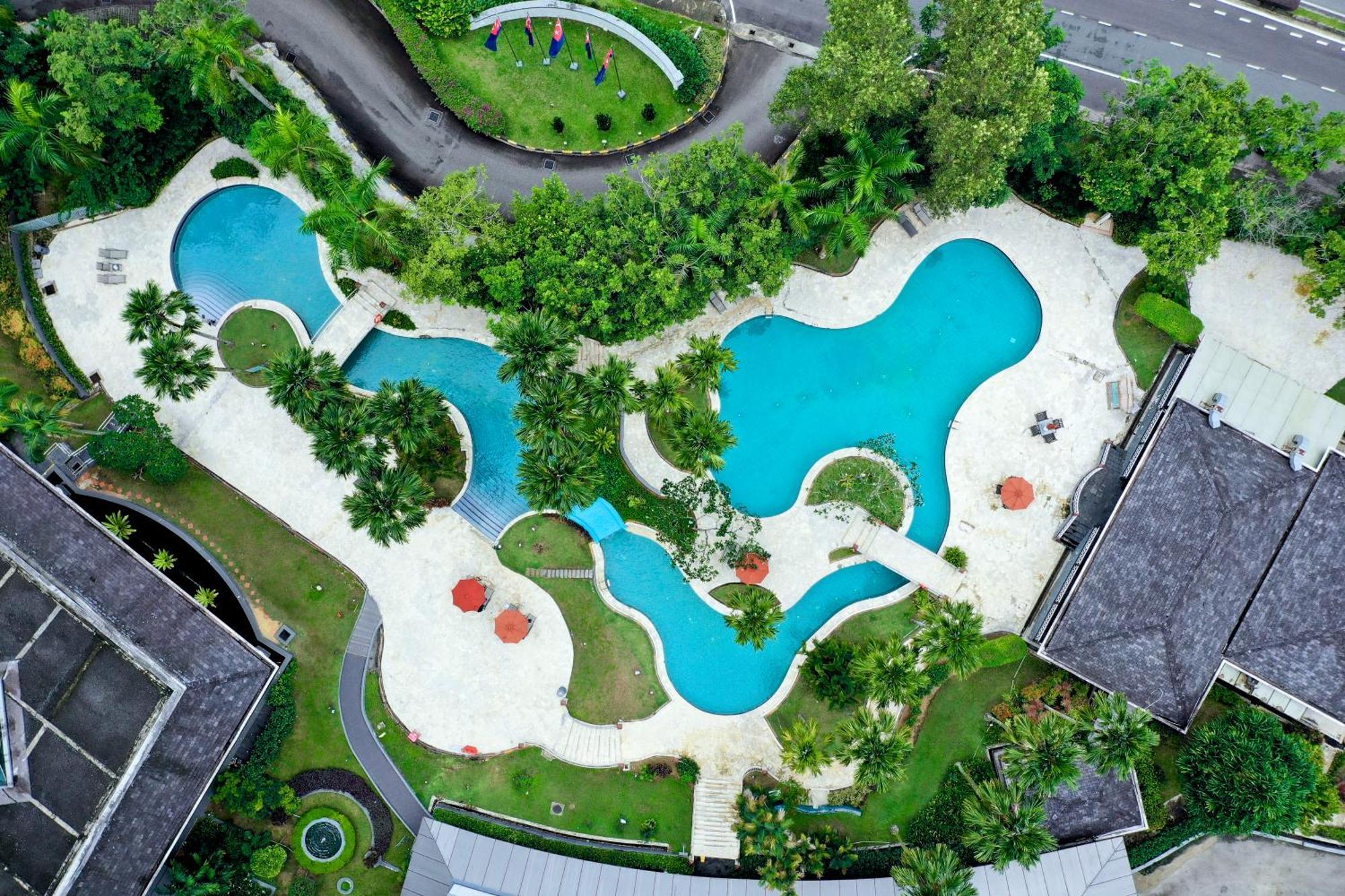 Thistle Джохор Бахру Екстериор снимка Aerial view of the pool