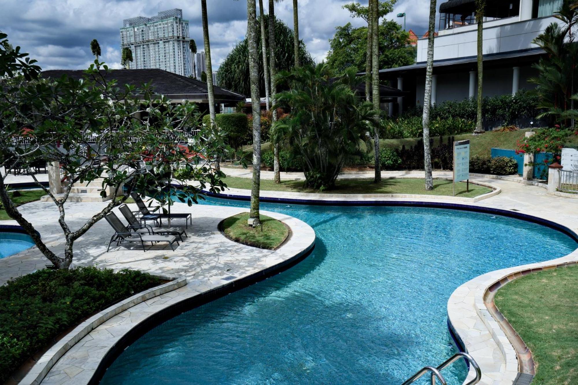 Thistle Джохор Бахру Екстериор снимка The pool at the resort