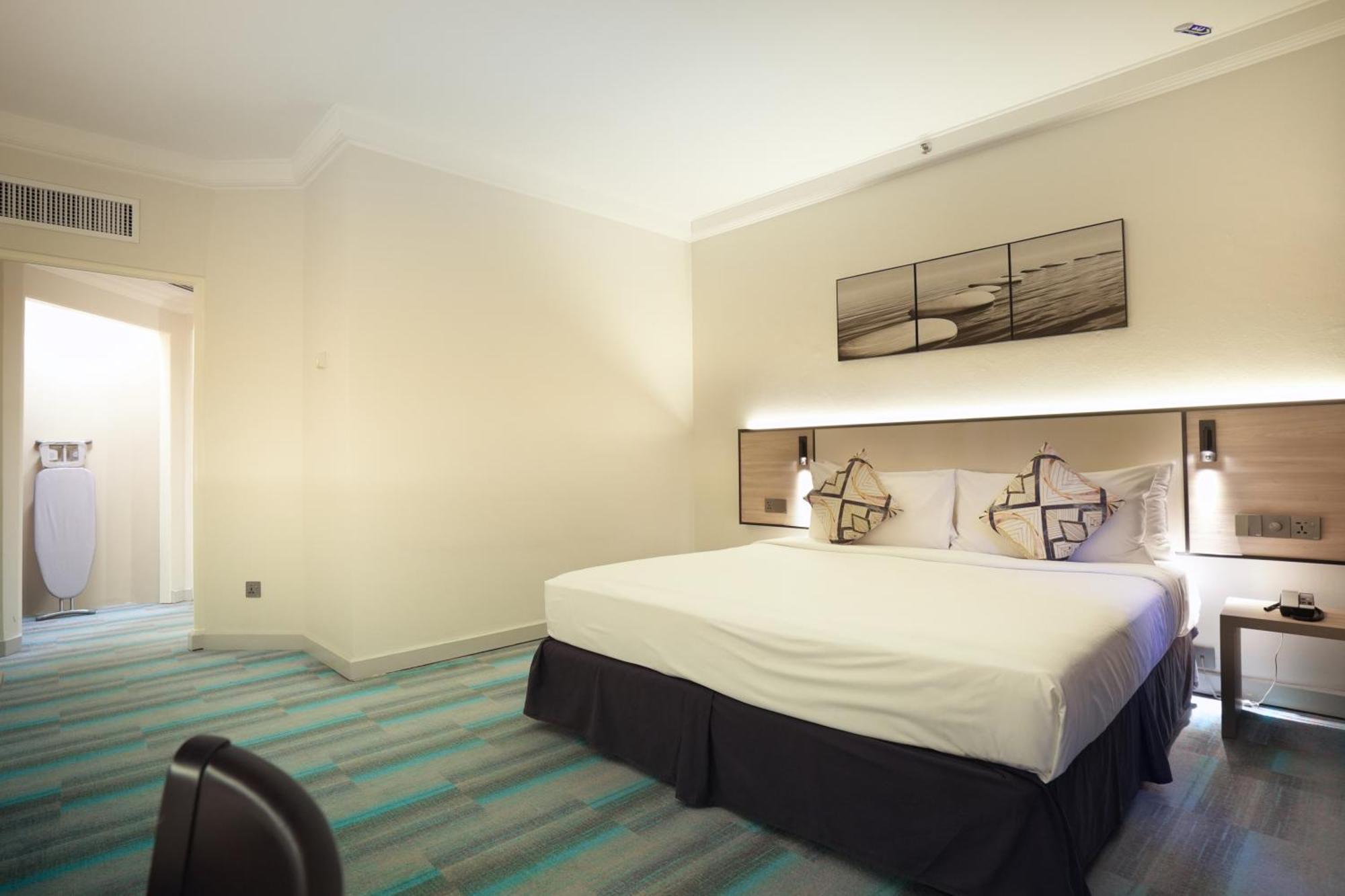 Thistle Джохор Бахру Екстериор снимка A room at the hotel