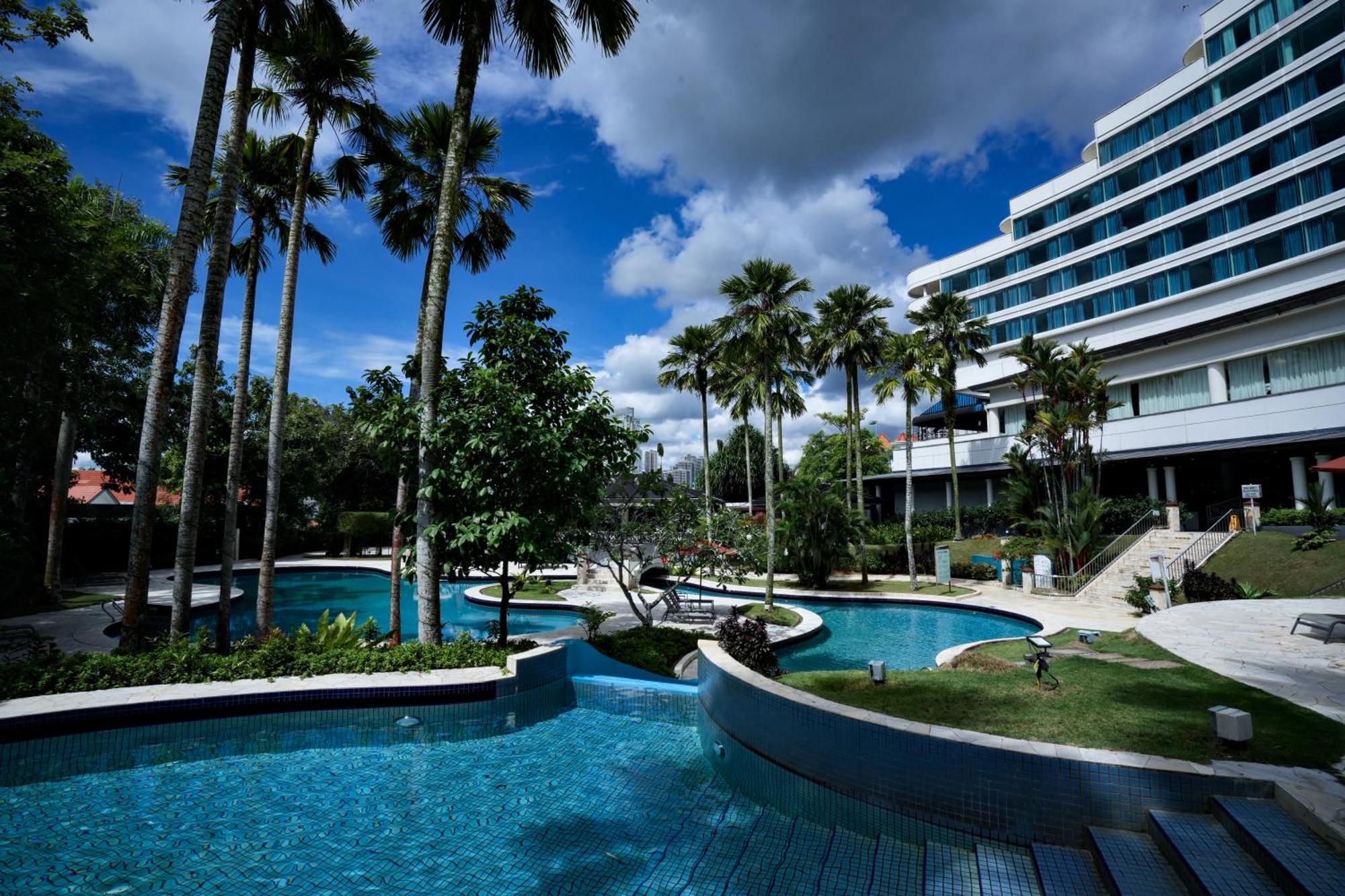 Thistle Джохор Бахру Екстериор снимка The pool at the hotel